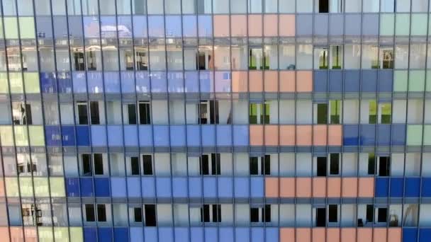 Bovenaanzicht van de ramen van een residentiële luxe woning achtergrond. Beweging. Gekleurd appartementencomplex — Stockvideo