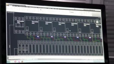 Bilgisayar ekranında çalışan programı özel bir hatla kapat. Stok görüntüleri. Bir bilgisayarın öncüsünün güç şemasını kapat.