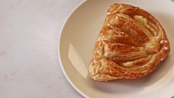 Nahaufnahme von oben mit echten süßen und frischen Brötchen, die auf dem Teller auf weißem Tischhintergrund liegen. Archivmaterial. perfektes Frühstück, Foodporn-Konzept. — Stockvideo