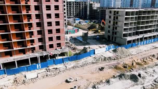 Typique résidentielle fondation en béton coulé et murs sur le chantier de construction. Motion. Aérien de bâtiments modernes en construction dans la zone de couchage de la ville . — Video