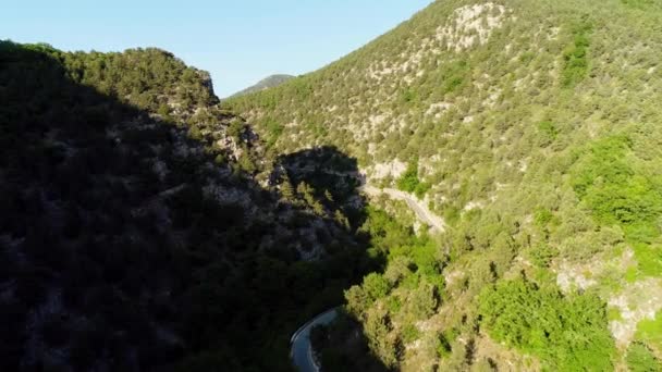 Vue sur les collines avec une route. Fusillade. Route vide sur une colline en été 