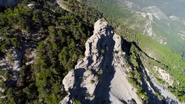 Vista superior do topo da montanha. Atingido. topo da montanha afiada em um dia ensolarado. Vista incrível — Vídeo de Stock