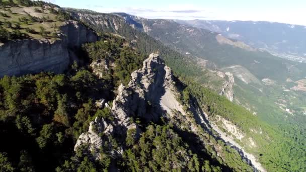 Increíble vista de las colinas remotas. Le dispararon. Vista superior de las montañas en la zona forestal en verano — Vídeo de stock