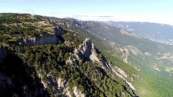 Vue imprenable sur les collines isolées. Fusillade. Vue du sommet des montagnes dans la zone forestière en été — Video