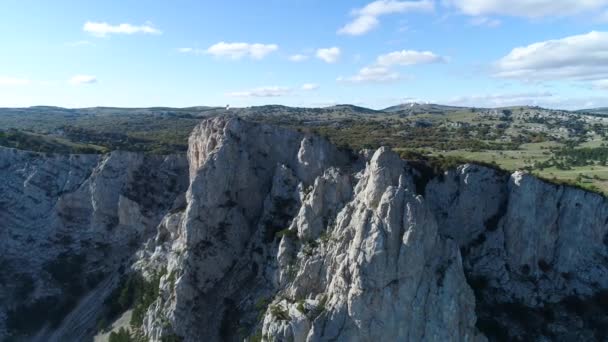 Haut d'une montagne avec une belle vue en arrière-plan par une journée ensoleillée. Fusillade. Vue de dessus d'une falaise de montagne par une journée ensoleillée — Video