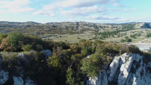 Vue imprenable sur les collines isolées. Fusillade. Vue du sommet des montagnes dans la zone forestière en été — Video