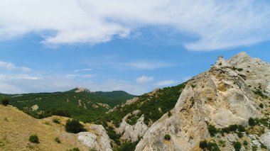 Orman arazisinin üzerinde, kayalık dağ geçitlerinden uçarak sonsuz yağmur ormanlarını ortaya çıkarıyor. Vuruldu. Çölde bereketli ağaçlar ve yüksek dağlarla dramatik doğa manzarası.