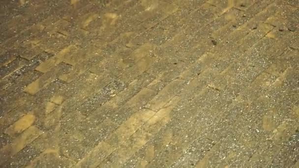 Antiguo fondo pavimento marrón. Imágenes de archivo. Camino pedregoso cubierto por arena brillante o textura pavimentada bajo la luz de la lámpara de calle brillante . — Vídeos de Stock