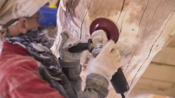 Broyage par une polisseuse de rondins de pin sur le chantier de construction d'une maison neuve. Clip. Nettoyage du bois du champignon et de la moisissure sur le chantier . — Video