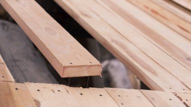 Keresteden yapılmış bir ev. Şarjör. Bitmemiş ekoloji evinin çatısındaki ahşap tahtayı kapat, marangozluk konsepti.