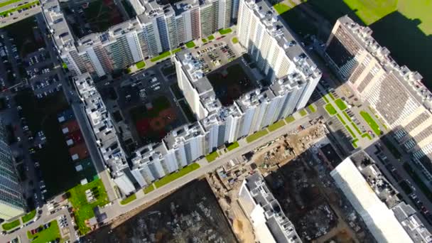 Grattacieli residenziali con di complessi in costruzione. Mozione. Vista dall'alto del contrasto visibile della vicina area edificata e popolata — Video Stock