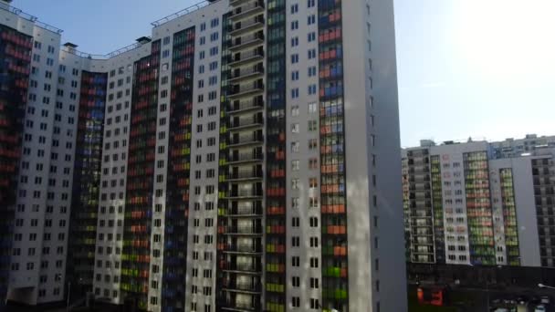 Colorido complejo de varios pisos de edificios nuevos. Moción. Vista superior de hermoso diseño multicolor de fachada de gran altura residencial — Vídeo de stock