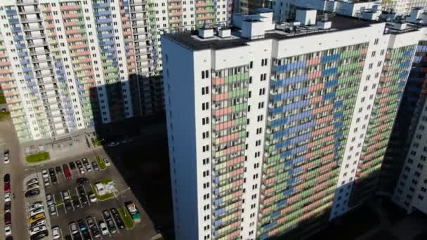 Κάτοψη της πολύχρωμης πρόσοψης πολυόροφου κτιρίου κατοικιών. Κίνηση. Όμορφη σύγχρονη σχεδίαση της πρόσοψης των κτιρίων κατοικιών με πολύχρωμες λεπτομέρειες — Αρχείο Βίντεο