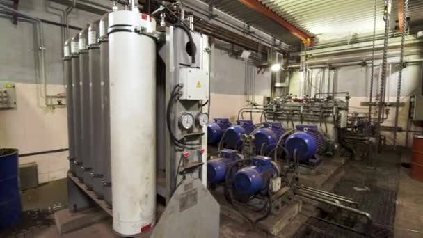 Vista dentro da sala industrial com o sistema de aquecimento do edifício, tratamento de água eficiente. Imagens de stock. Manômetro, tubos e válvulas de torneira do sistema de aquecimento em uma sala de caldeira . — Vídeo de Stock