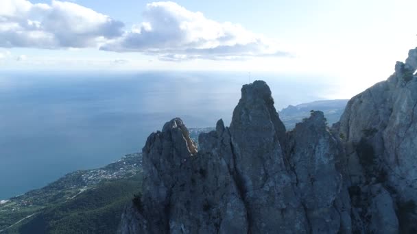 Touristen auf dem Gipfel hoher Felsen. Schuss. Sport und aktives Leben. Blick von oben auf den Touristenaufstieg — Stockvideo