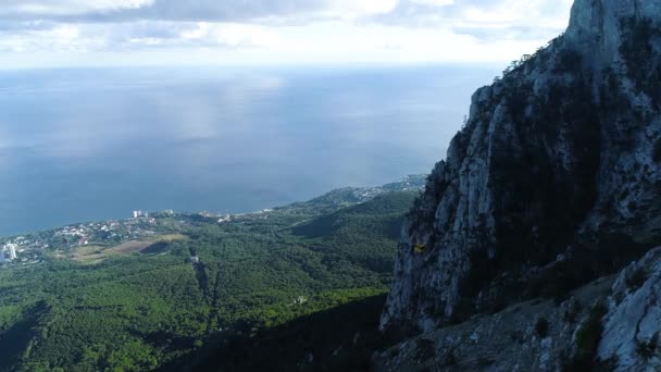 Dağlardaki kablolu demiryolu. Vuruldu. Aşağı inen Fünikülerin üst görünümü — Stok video