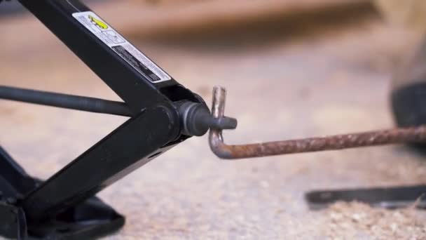 Close up de metal jack e chave no canteiro de obras, conceito de obras de carpintaria. Clipe. O processo de afrouxamento da tensão jack . — Vídeo de Stock