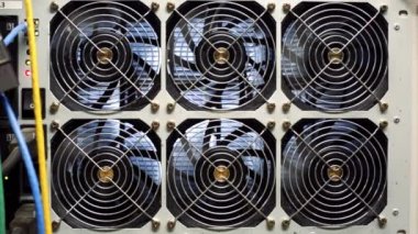 Veri merkezinin havalandırma panellerini kapatın. Stok görüntüleri. Soğutma vantilatörleri ve veri merkezi bağlantı kabloları olan güç kaynağı paneli. Modern bilgisayar ekipmanları