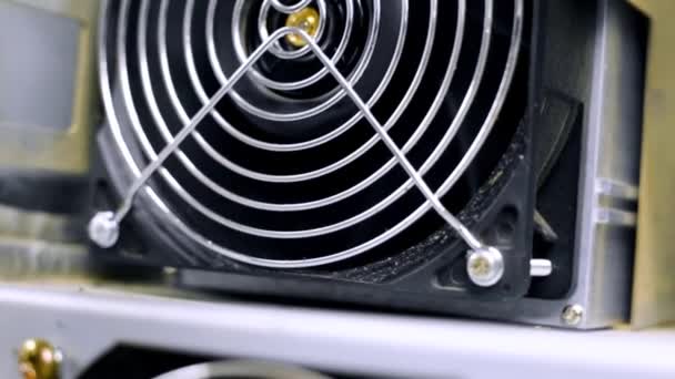 Datová centra s fanoušky. Záběry ze skladu. Detailní záběr na hardware ventilátorové jednotky pro napájení datového centra. Zdroje napájení pro malé datové centrum — Stock video