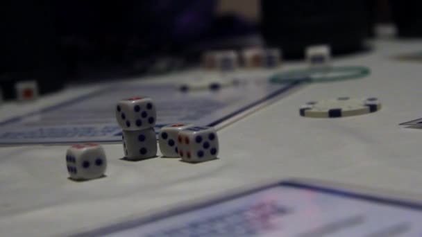 Primo piano di persone che giocano a gioco da tavolo con i dadi. Filmati delle scorte. Divertente gioco da tavolo per un grande gruppo di amici utilizzando più dadi — Video Stock