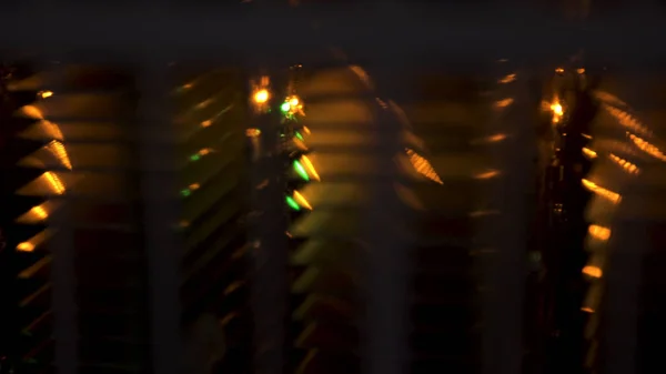 Close-up de aquecedores infravermelhos na sala de caldeira escura. Imagens de stock. Construção de metal na planta sob a luz amarela piscando . — Fotografia de Stock