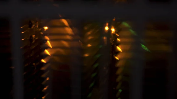 Close-up de aquecedores infravermelhos na sala de caldeira escura. Imagens de stock. Construção de metal na planta sob a luz amarela piscando . — Fotografia de Stock