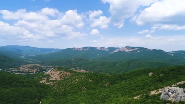 Vacker grön dal i Altai bergen på blå molnig himmel bakgrund. Skjuten. Naturlig bakgrund med berg täckta av gröna träd. — Stockvideo