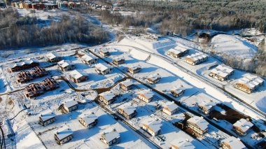 Kışın kır evlerinin en iyi manzarası. Hareket. Gökyüzü manzaralı orman ve kışın ayrılmış evler