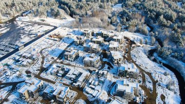 Kışın kır evlerinin en iyi manzarası. Hareket. Gökyüzü manzaralı orman ve kışın ayrılmış evler