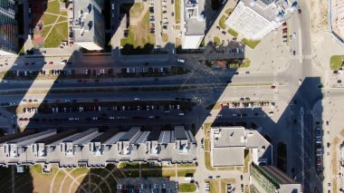 Yeni renkli yerleşim alanının bir yaz akşamında en iyi manzarası. Hareket. Çocuk parkı ve araba parkı olan yeni yerleşim alanının üst görüntüsü