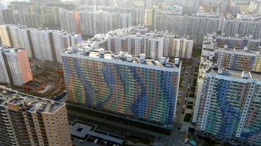 Güneşli bir günde yeni dairenin en iyi manzarası. Hareket. Yeni inşa edilmiş alan