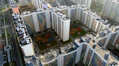 Yeni bir bölgedeki yeni bir modern evin en iyi manzarası. Hareket. Yeni yerleşim yerinin güzel manzarası