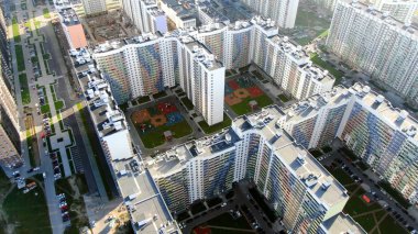 Modern apartman dairesi ve bina dışı. Hareket. Yeni konut kompleksinin güzel manzarası