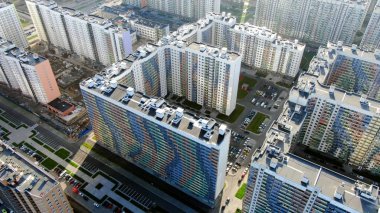 Modern apartman dairesi ve bina dışı. Hareket. Yeni konut kompleksinin güzel manzarası