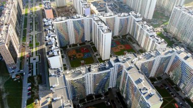 Modern apartman dairesi ve bina dışı. Hareket. Yeni konut kompleksinin güzel manzarası