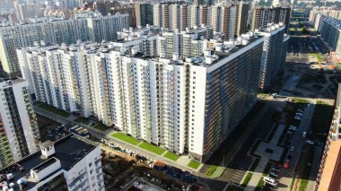 Yukardan bakıldığında modern konutlar. Hareket. Yeni yerleşim alanının üst görünümü