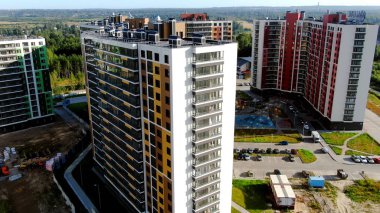 Bina kompleksinin üst görüntüsü. Hareket. Apartman daireleri inşa eden yeni yüksek binalar. Güzel ev.