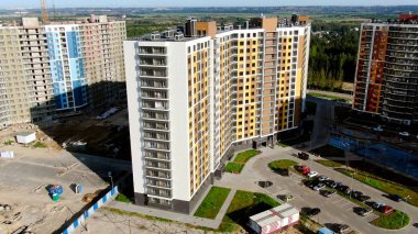 Bina kompleksinin üst görüntüsü. Hareket. Apartman daireleri inşa eden yeni yüksek binalar. Güzel ev.
