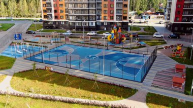 Modern oyun alanının yerleşim alanındaki en güzel manzarası. Hareket. Farklı renkler ve amaçlarla modern oyun alanının tasarım manzarası