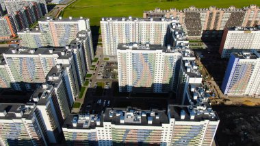 Kompleksi yapım aşamasında olan yüksek binalar. Hareket. Yakın yerleşim ve yerleşim alanının görülebilir karşıtlığının üst görünümü