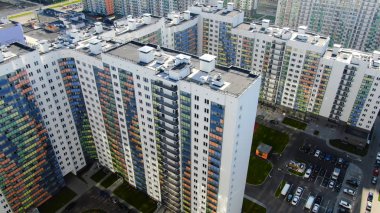 Renkli, çok katlı yeni binalar. Hareket. Çok renkli çok katlı bir binanın ön cephesinin güzel manzarası.