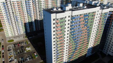 Renkli, çok katlı yeni binalar. Hareket. Çok renkli çok katlı bir binanın ön cephesinin güzel manzarası.