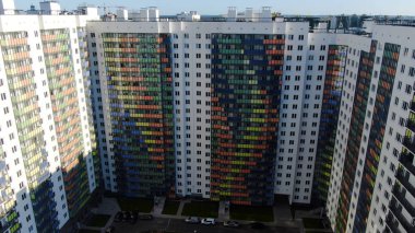 Çok renkli çok katlı konutların ön cephesinin en üst görüntüsü. Hareket. Renkli detaylarla konut binalarının ön cephesinin güzel modern tasarımı