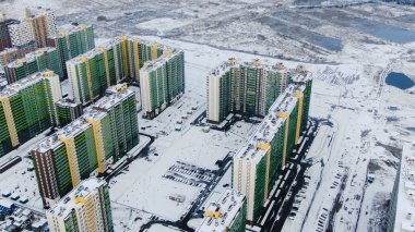 Kışın çok katlı kompleksleri olan modern bir bölge. Hareket. Kışın konut renkli binaları olan güzel manzaralı bir yer. Kış yerleşim alanının manzarası