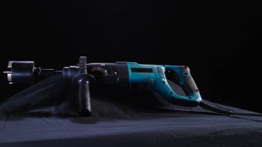 Siyah zemin üzerine modern matkap yakın plan. Stok görüntüleri. Tahtada delik açmak için yuvarlak başlı büyük matkap siyah izole arka planda yatıyor.