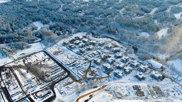 Vista superior en el pueblo ruso vacío. Moción. Techos cubiertos de nieve de casas, caminos y patios — Foto de Stock