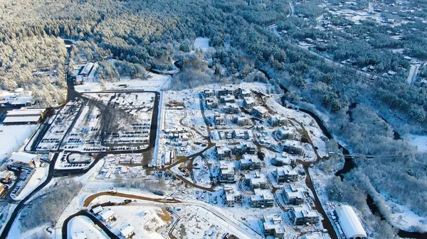 Vista superior en el pueblo ruso vacío. Moción. Techos cubiertos de nieve de casas, caminos y patios — Foto de Stock