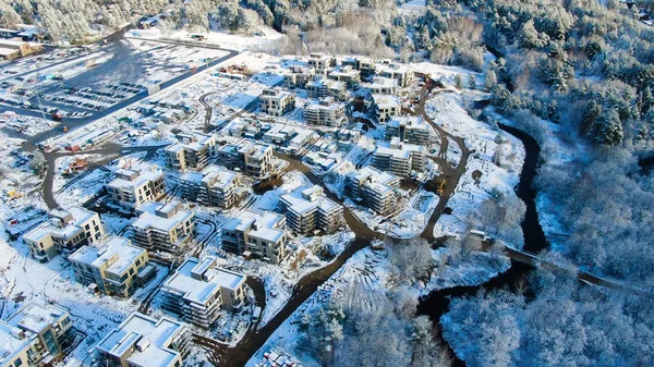 Vista superior de las casas de campo en invierno. Moción. Bosque con vista aérea y casas unifamiliares en invierno — Foto de Stock