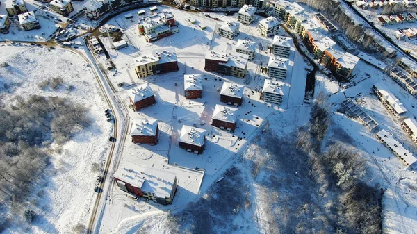 Vista superior de la ciudad en invierno con nieve en los tejados en un día soleado. Moción. Hermoso día soleado en la ciudad en invierno — Foto de Stock