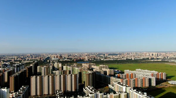 Vista dall'alto del nuovo appartamento in una giornata di sole. Mozione. Nuova area edificata — Foto Stock